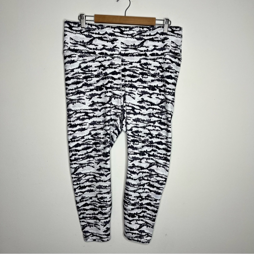 Fabletics Size 1x Powerhold Fabric Abstract Black and White Cropped Leggings